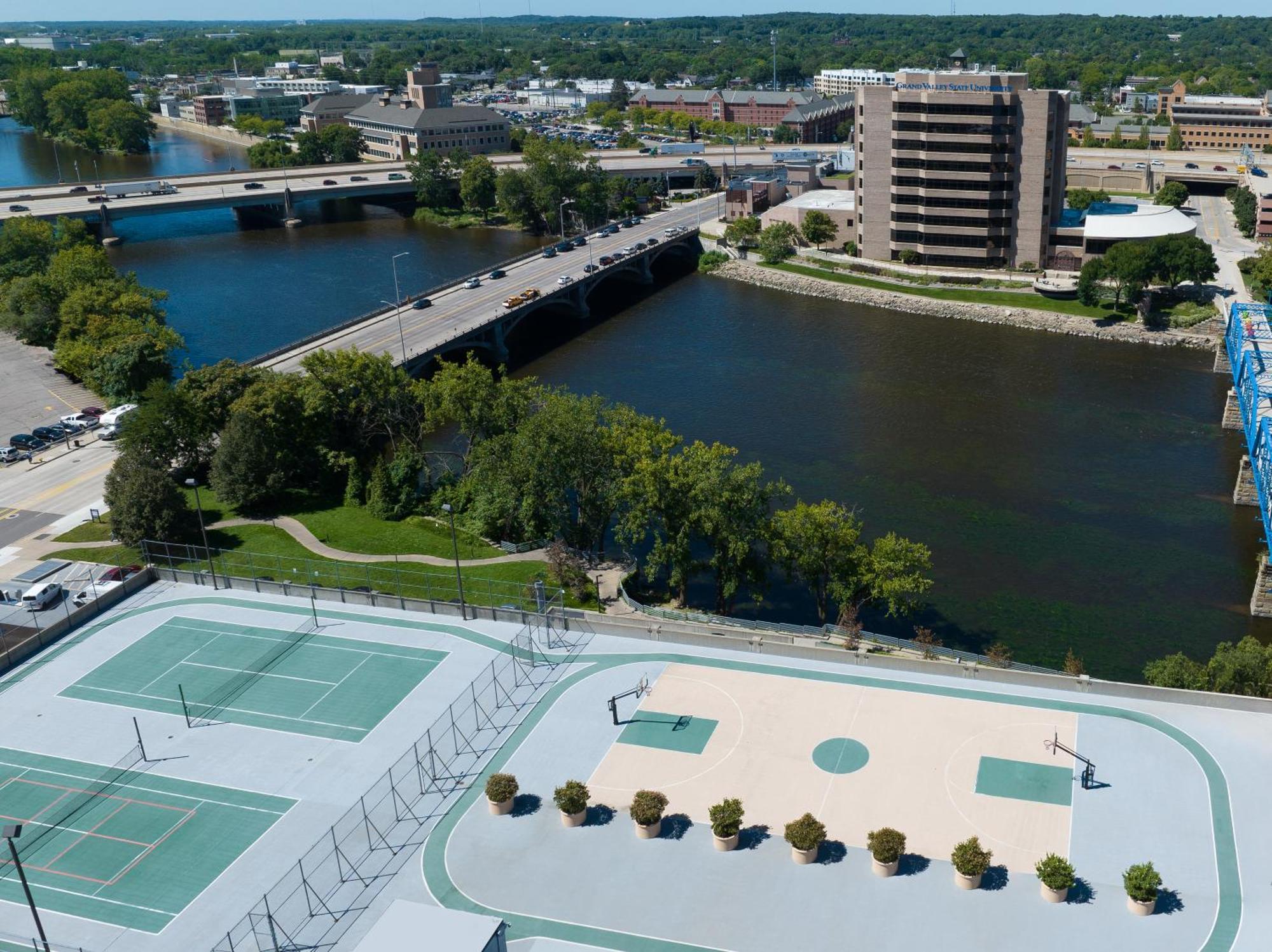 Courtyard Grand Rapids Downtown Hotel Exterior photo